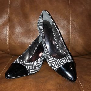 Black and White Geometric heels NWOT